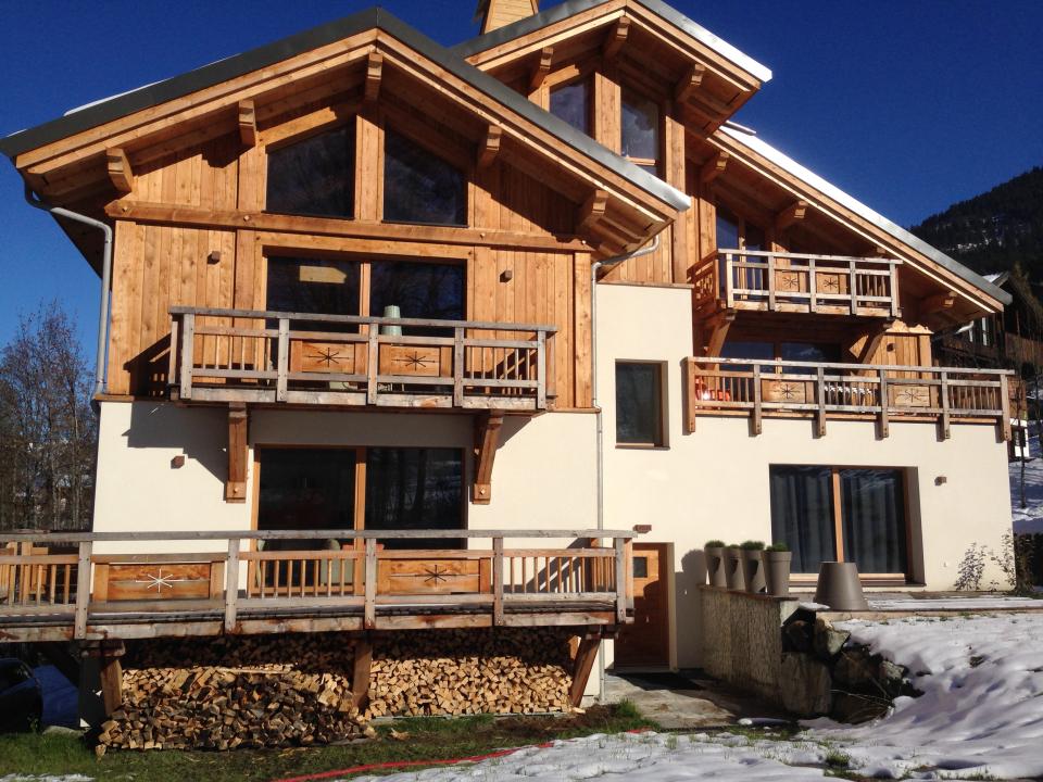 chalet sous la neige